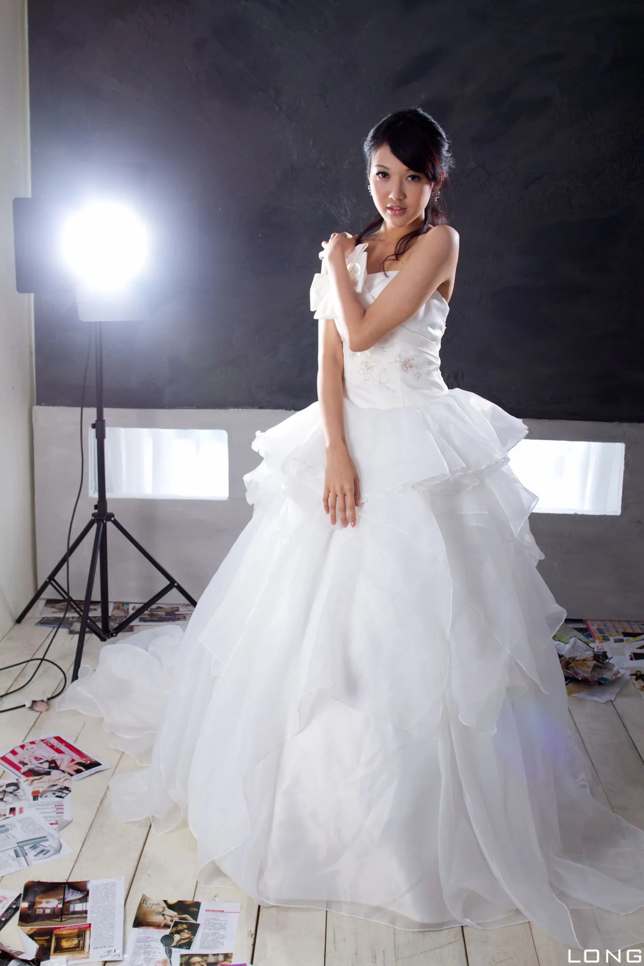 [Chương bổ sung BEAUTYLEG] Buổi chụp ảnh tại studio với bộ váy cưới màu trắng của Jill (Weiting) - 1