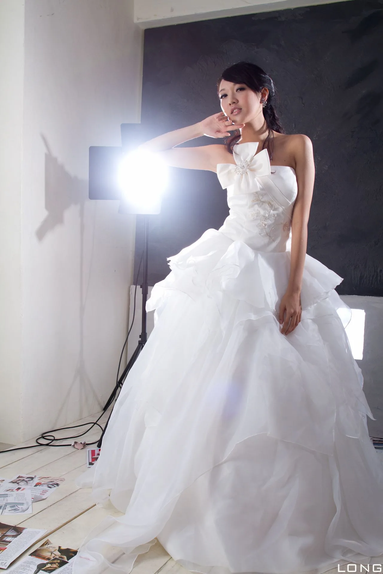 [Chương bổ sung BEAUTYLEG] Buổi chụp ảnh tại studio với bộ váy cưới màu trắng của Jill (Weiting) - 17