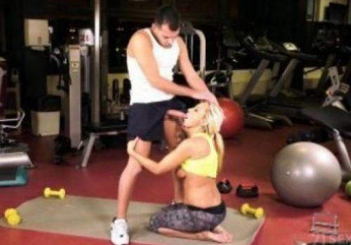 Vợ lồn to nứng ra ngoài tập gym cùng trai trẻ